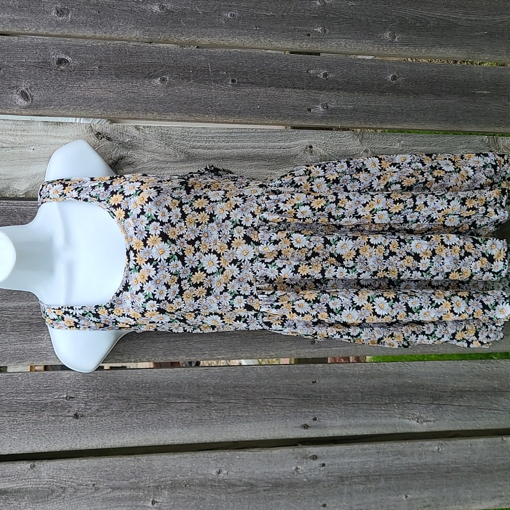 Lightweight Daisy Dress by Forever 21